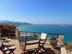 Seminarhaus nahe Akrotiri auf Korfu an steilen Klippen mit einzigartigen Meerblick auf die Ägäis.