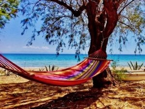 Entspannung am einsamen Sandstrand mit tiefen Begegnungen im Shiva und Shakti Seminar in Griechenland