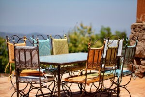 Biologische und schmackhafte Gerichte auf pflanzlicher Basis in gemütlicher Atmosphäre am großen Tisch.