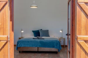 Bodhi Bhavan Schlafzimmer mit eigenem Bad mit individuellem Charakter in eleganter Schlichtheit.