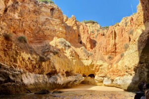 Segeltörn zu den berühmten Felsformationen bei Portimao in Portugal.